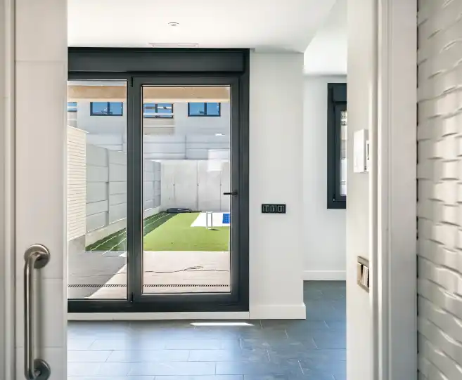 Intérieur porte coulissante aluminium Kaisen SA — style moderne et minimaliste