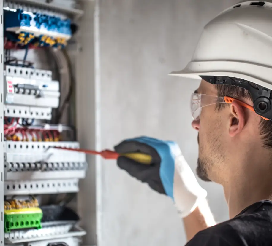 Électricien en intervention